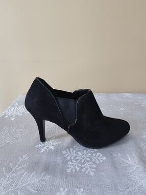 Impo Suede High Heels  Faux Suede Safari Style Elastic Insert Black Sz 7.5